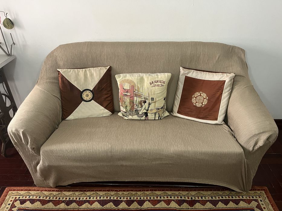 Sofa de 3 lugares antigo com capa