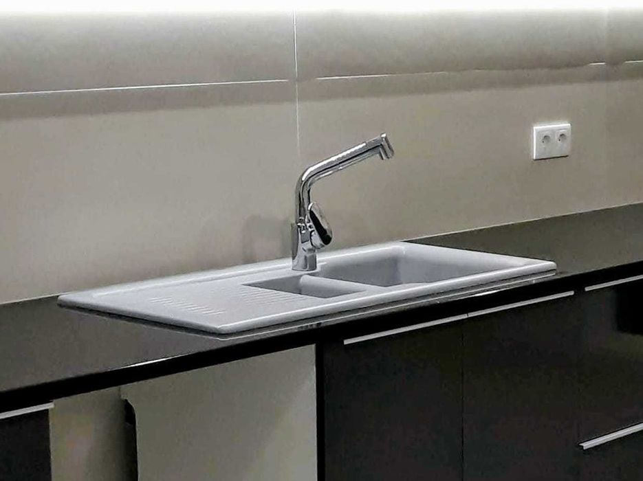 Lava loiça com torneira misturadora