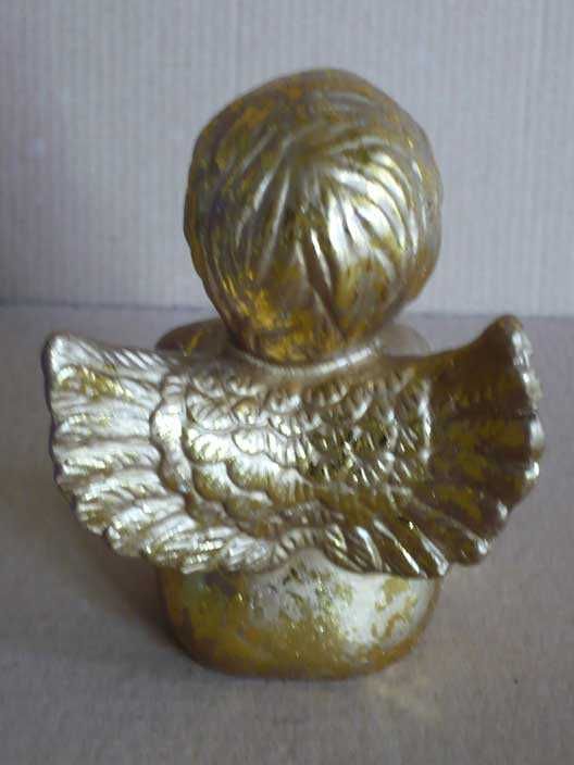 Anjo dourado de barro