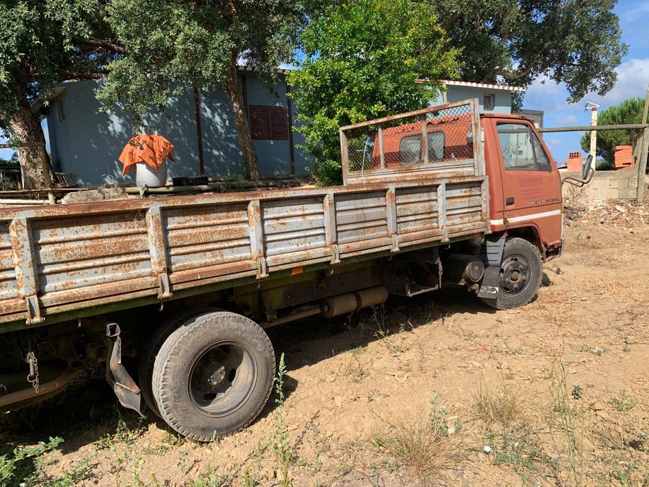 Isuzu com báscula Mafra
