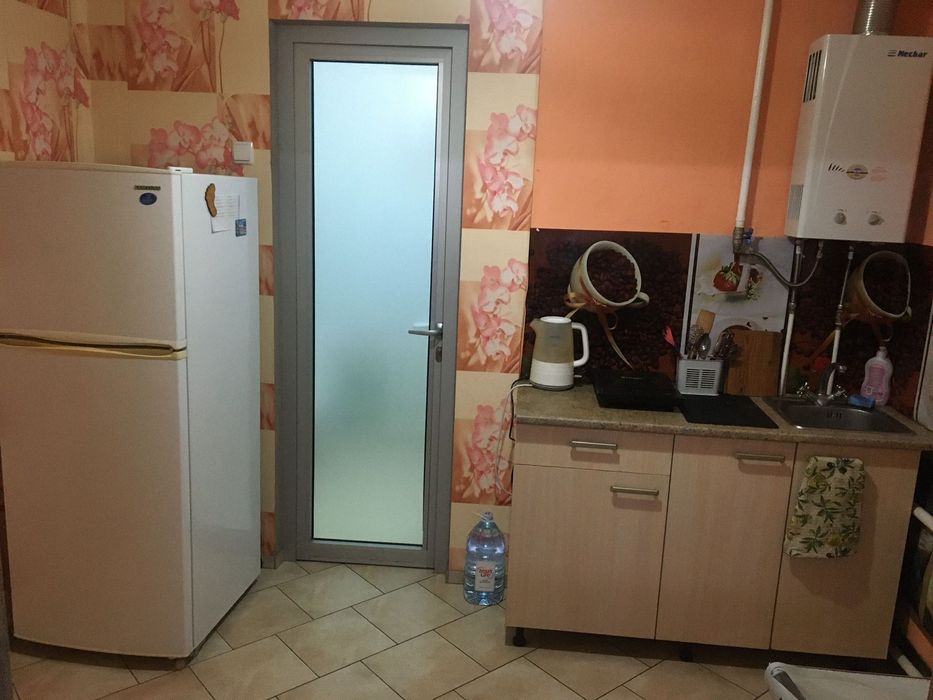 Продам 2х поверх. будинок з участком  10 сот.біля метро Перемога