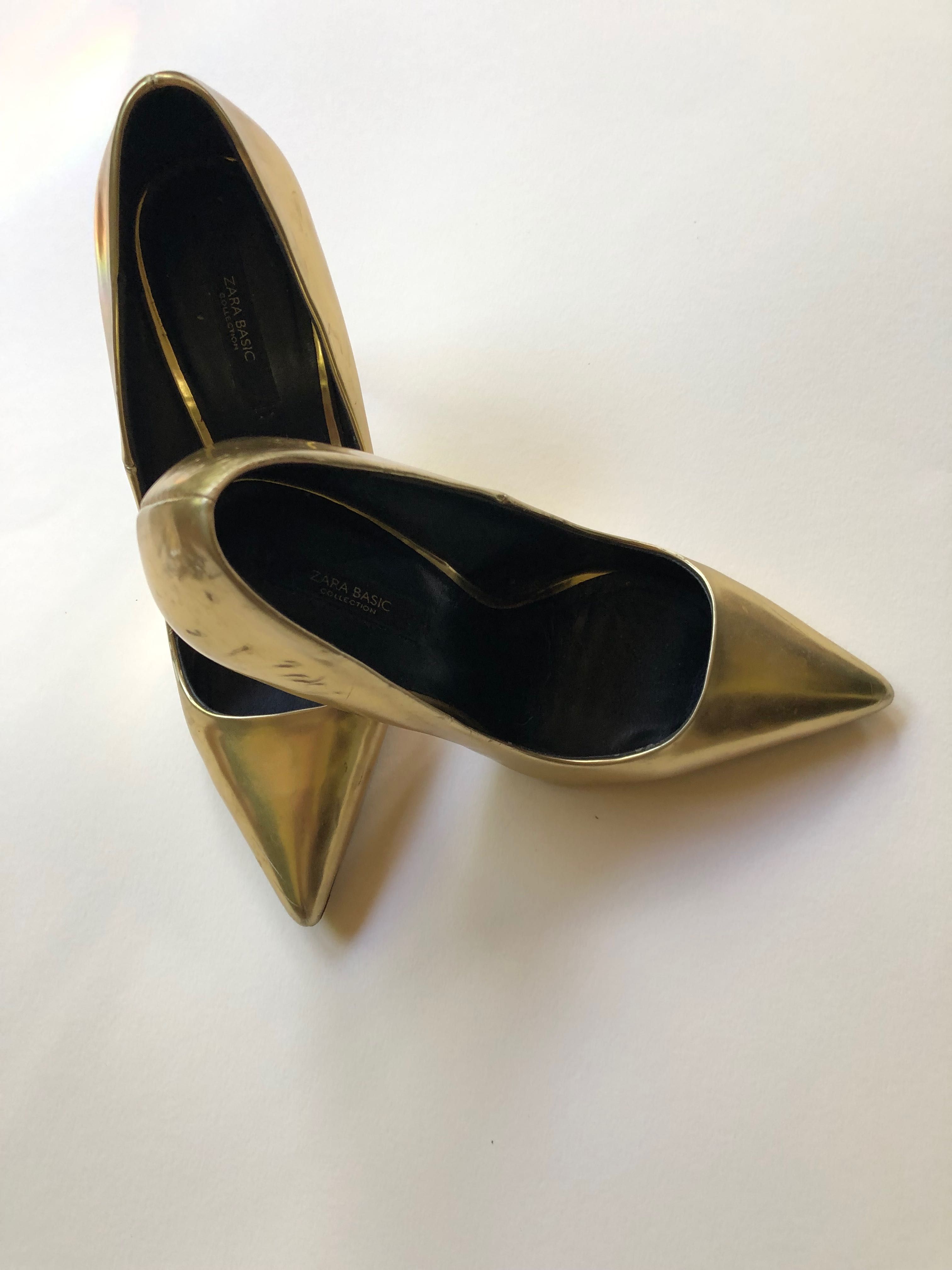 Золотые туфли на высоком узком каблучке с острым носиком фирмы Zara