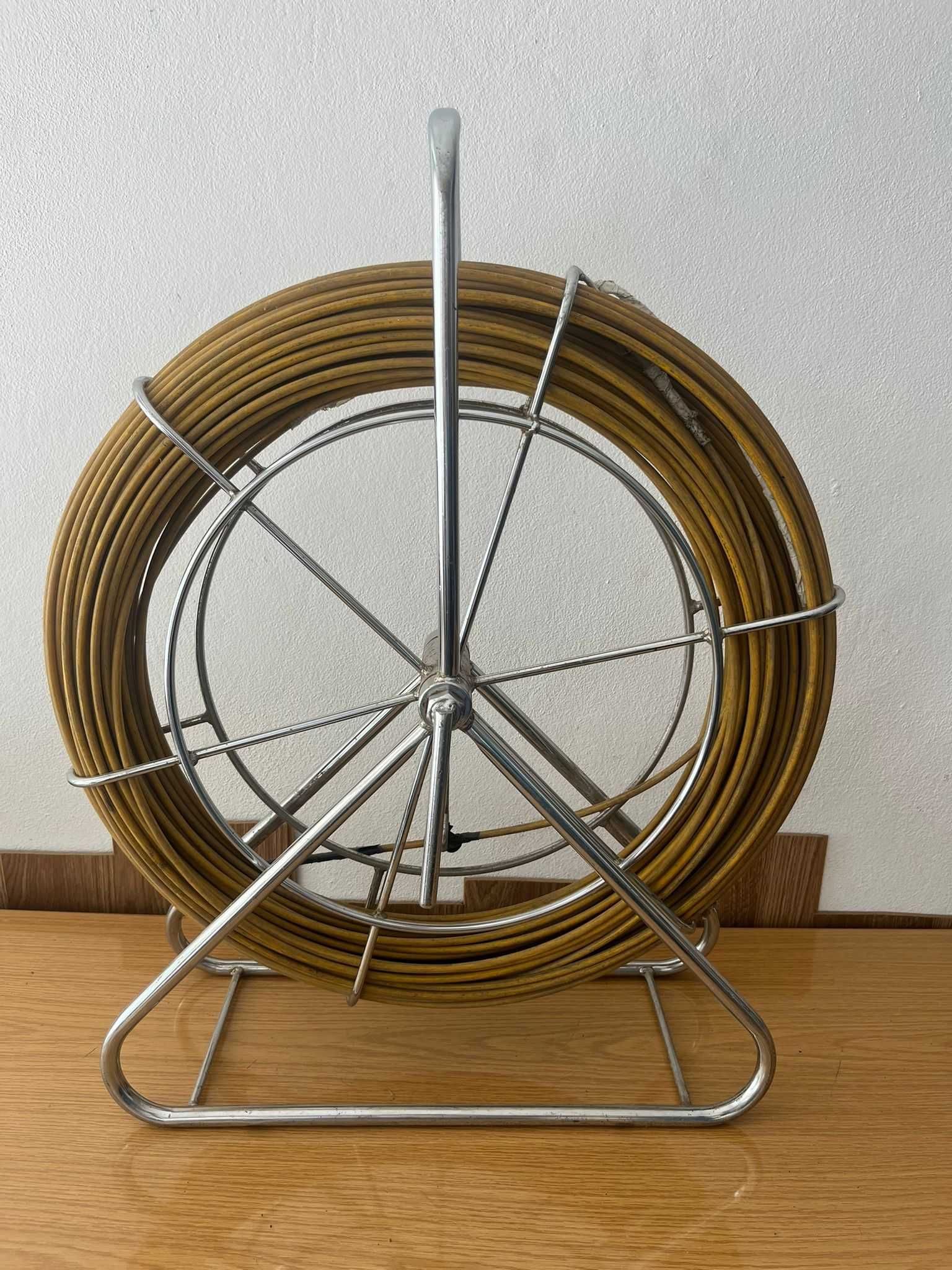 Passa-Cabos em Fibra de Vidro com Suporte em Inox