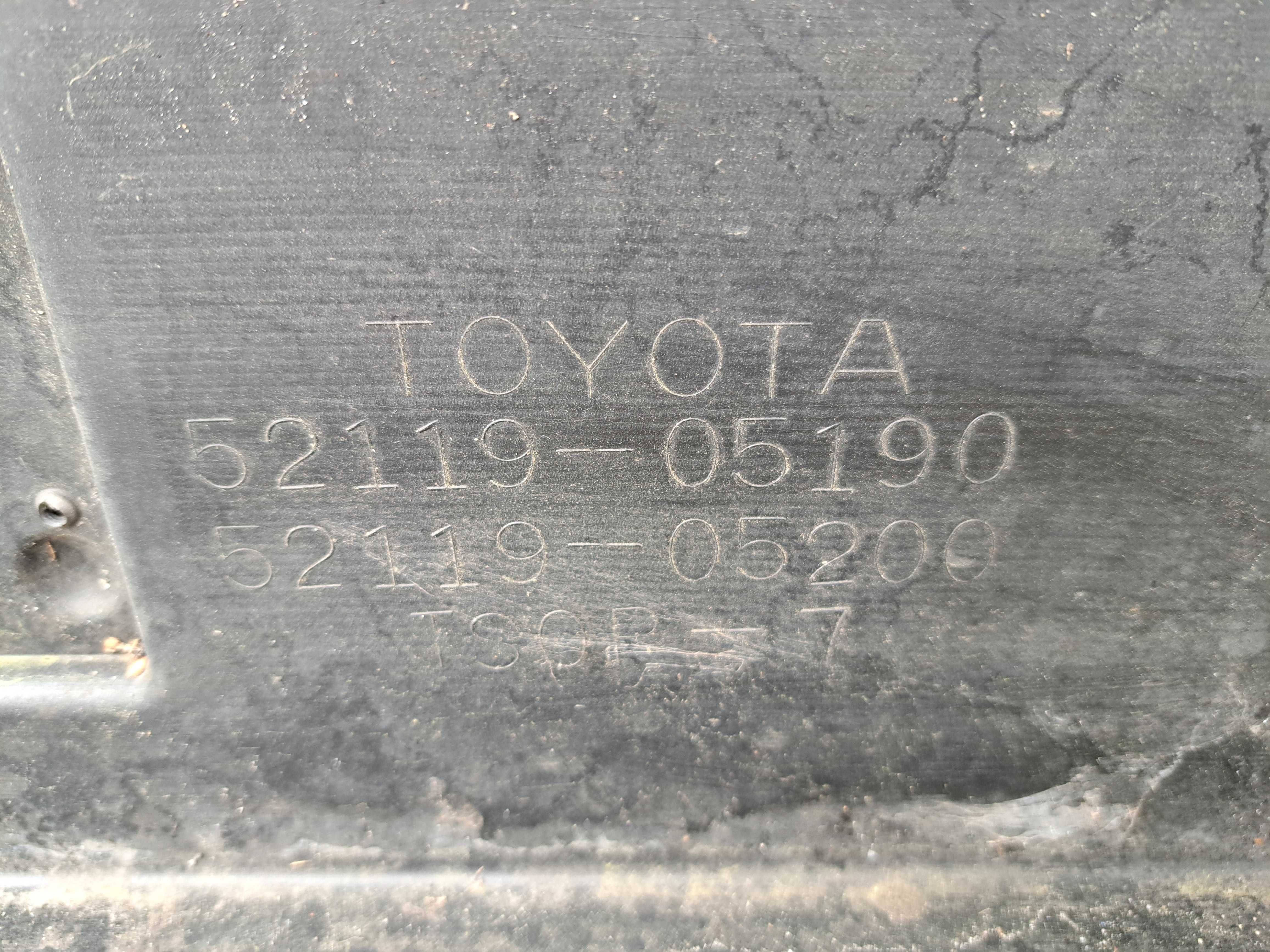 Zderzak przedni Toyota Avensis T27 ładny