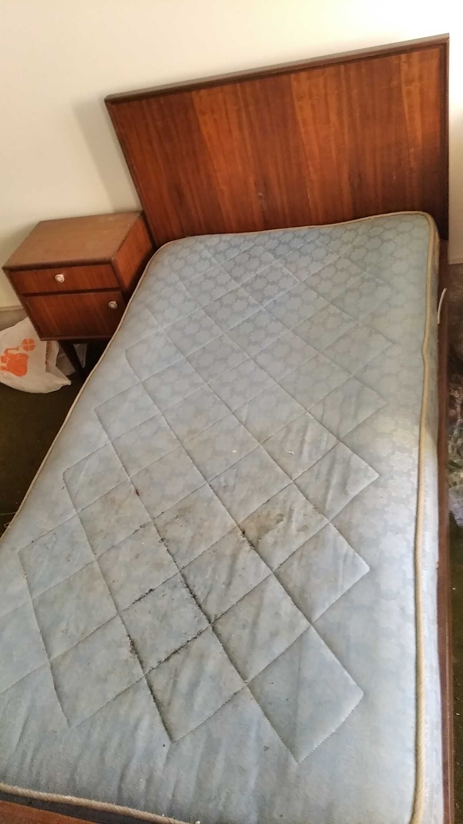 Cama em ferro de corpo e meio 1,90 x 1,10m Estrado + colchão 190x90cm