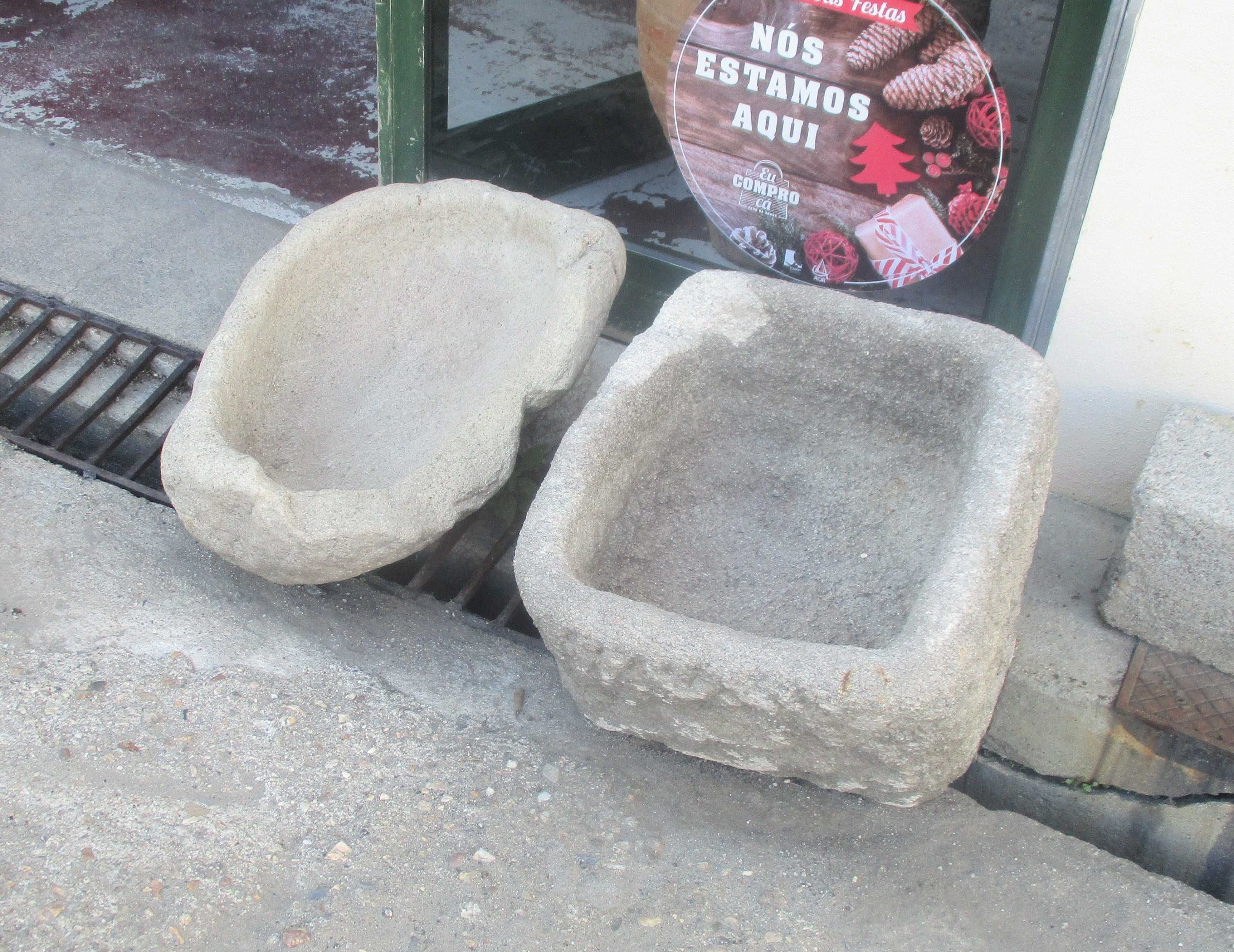 Antigas pias em pedra