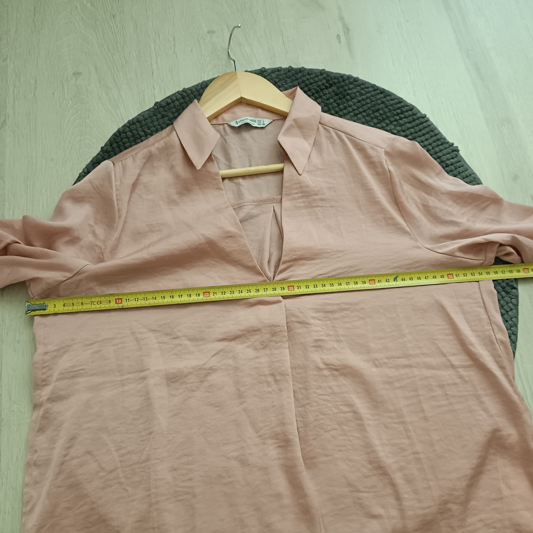 Elegancka, różowa bluzka, dekolt serek, rozmiar L / 40