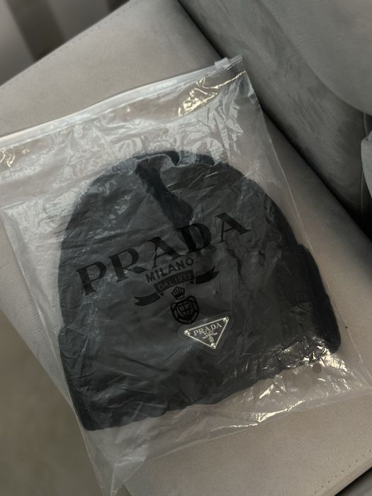Жіноча шапка Prada