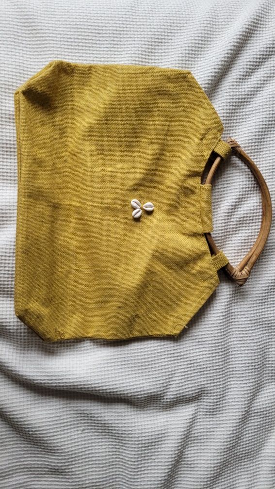 Żółta torba plażowa z muszelkami