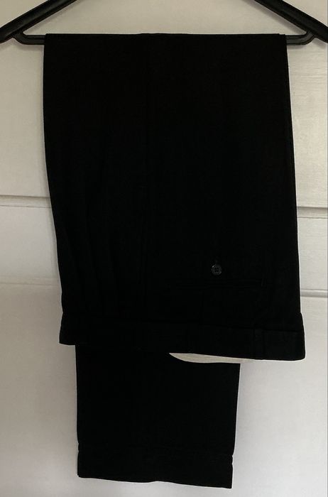 Garnitur męski czarny dwurzędowy.