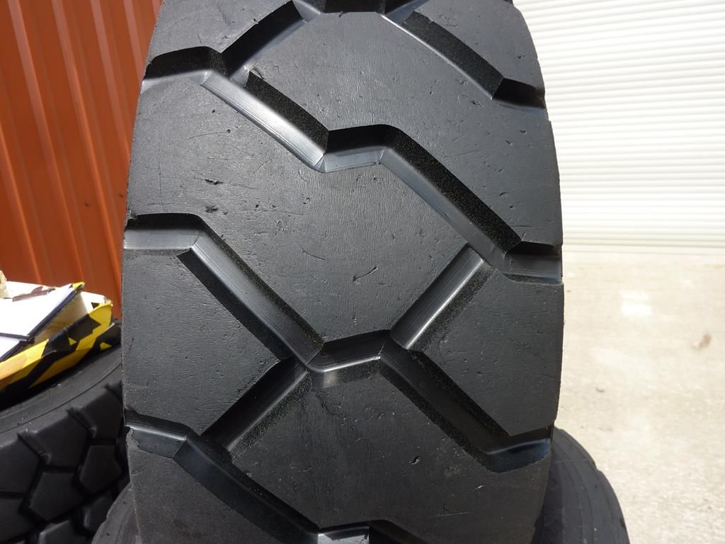 Opona przemysłowa 225/75R10 23x9R10 MICHELIN XZM 180zł W1802