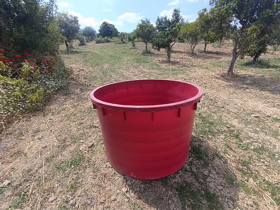 Dorna em plástico de 750 litros