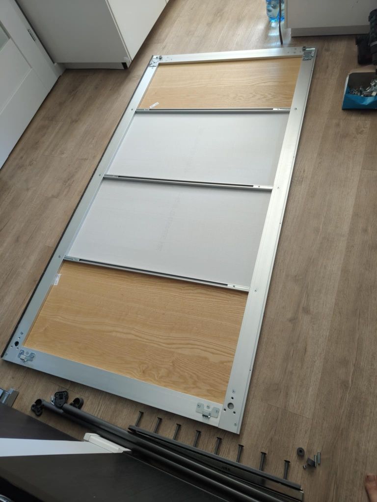 Szafa pax z drzwiami przesuwnymi z lustrami