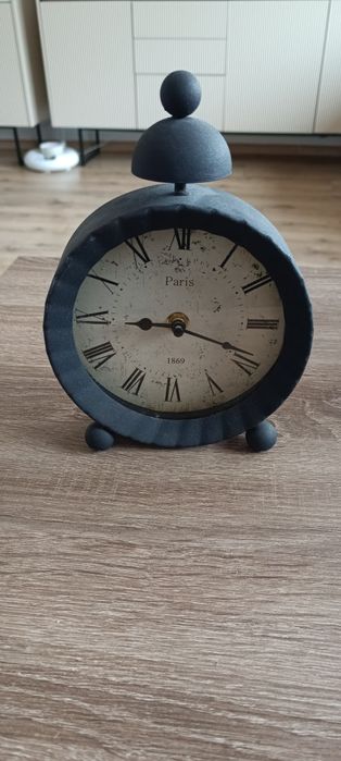 Czarny zegar w stylu retro