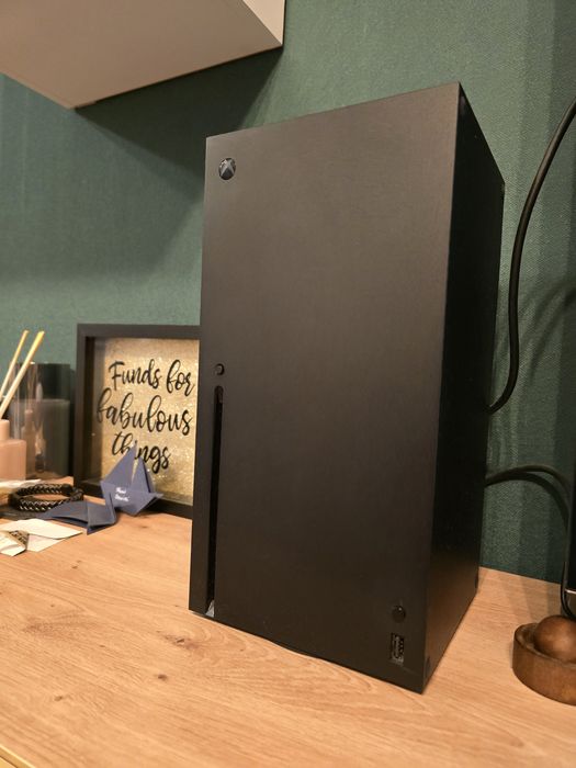 Xbox Series X 1TB + dwa pady, stan idealny