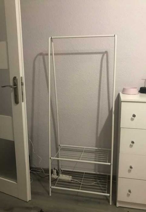 Biały stojący wieszak na ubrania odzież metalowy wysoki garderoba