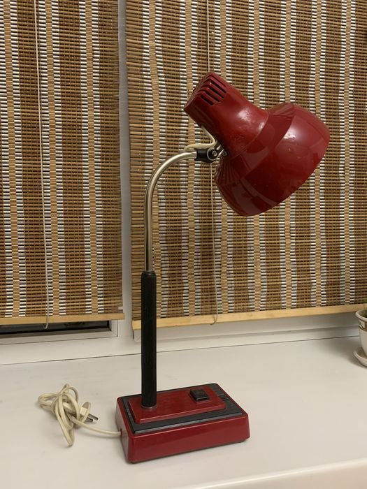 Стильная и практичная настольная лампа времён СССР.