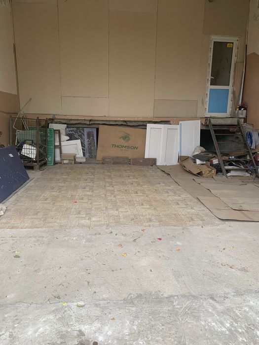 Продаю приміщення 38м2 разом з гаражем 30м2 +0.0209 га землі