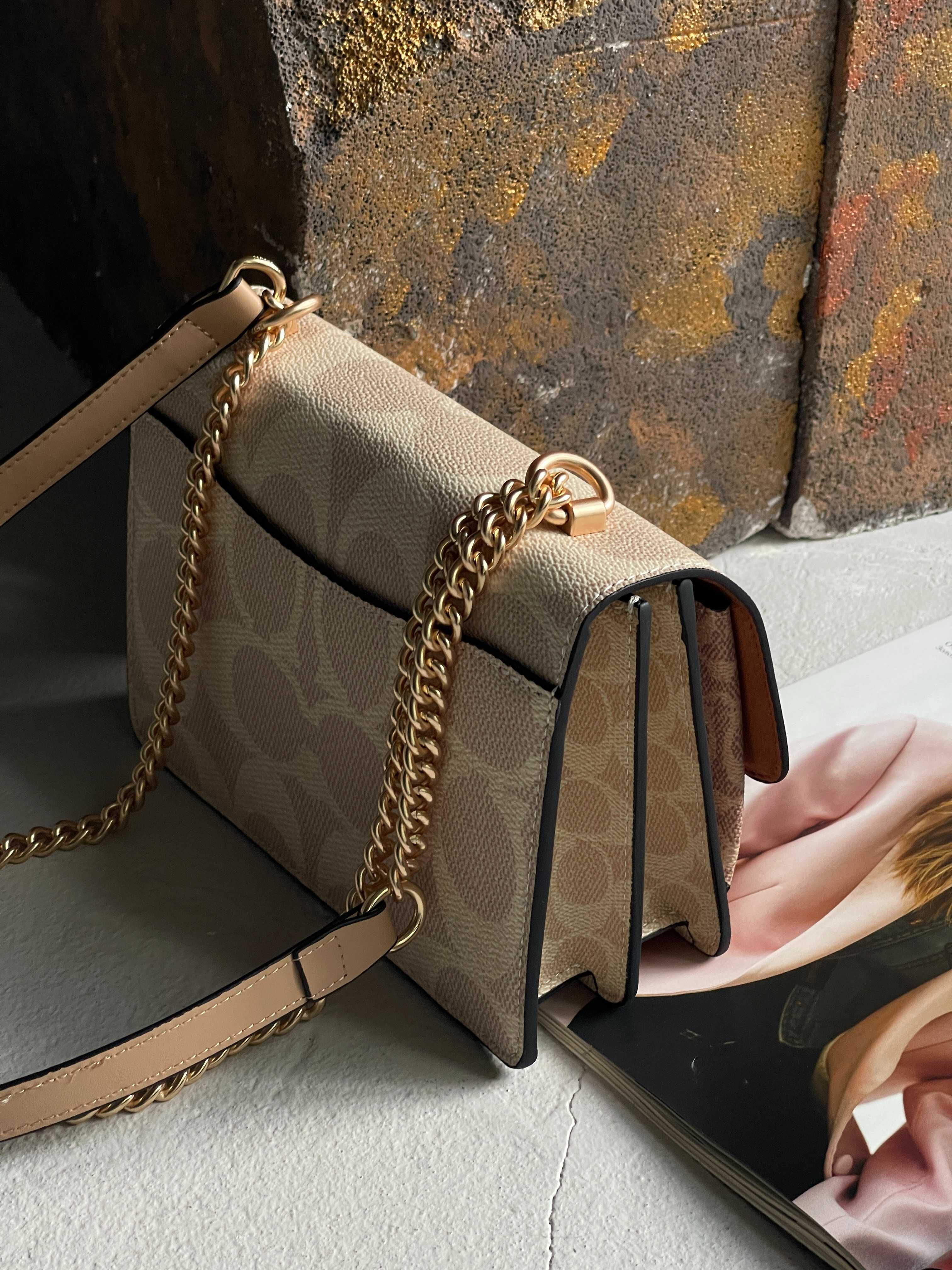 Сумка Coach Mini Klare Crossbody in Signature Canvas через плече Коуч
