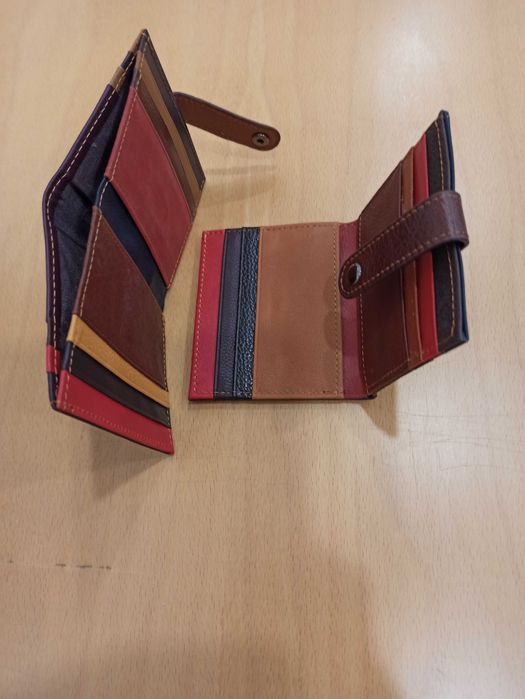 Carteira de diversas cores em pele (cabedal)
