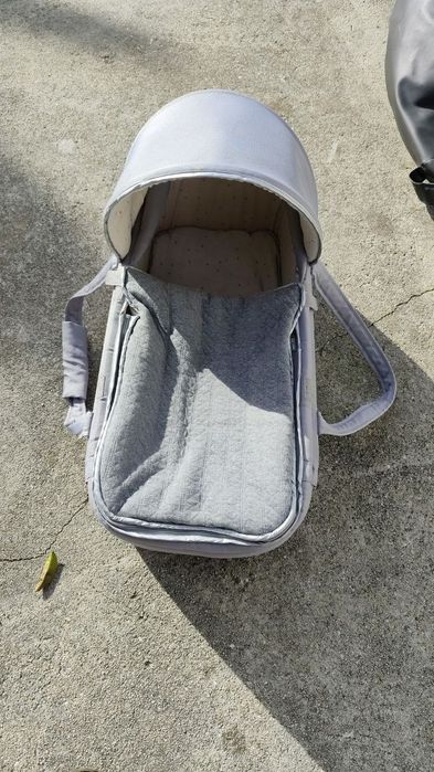 Alcofa de bebé cinzenta