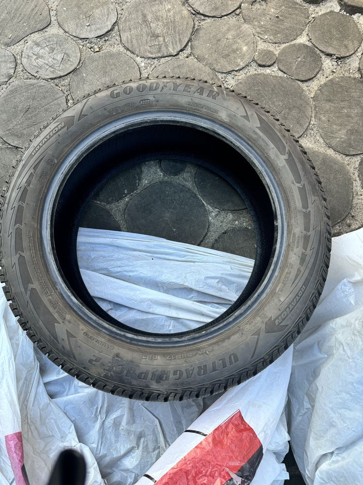 Шини зимові Goodyear 215/55 R17