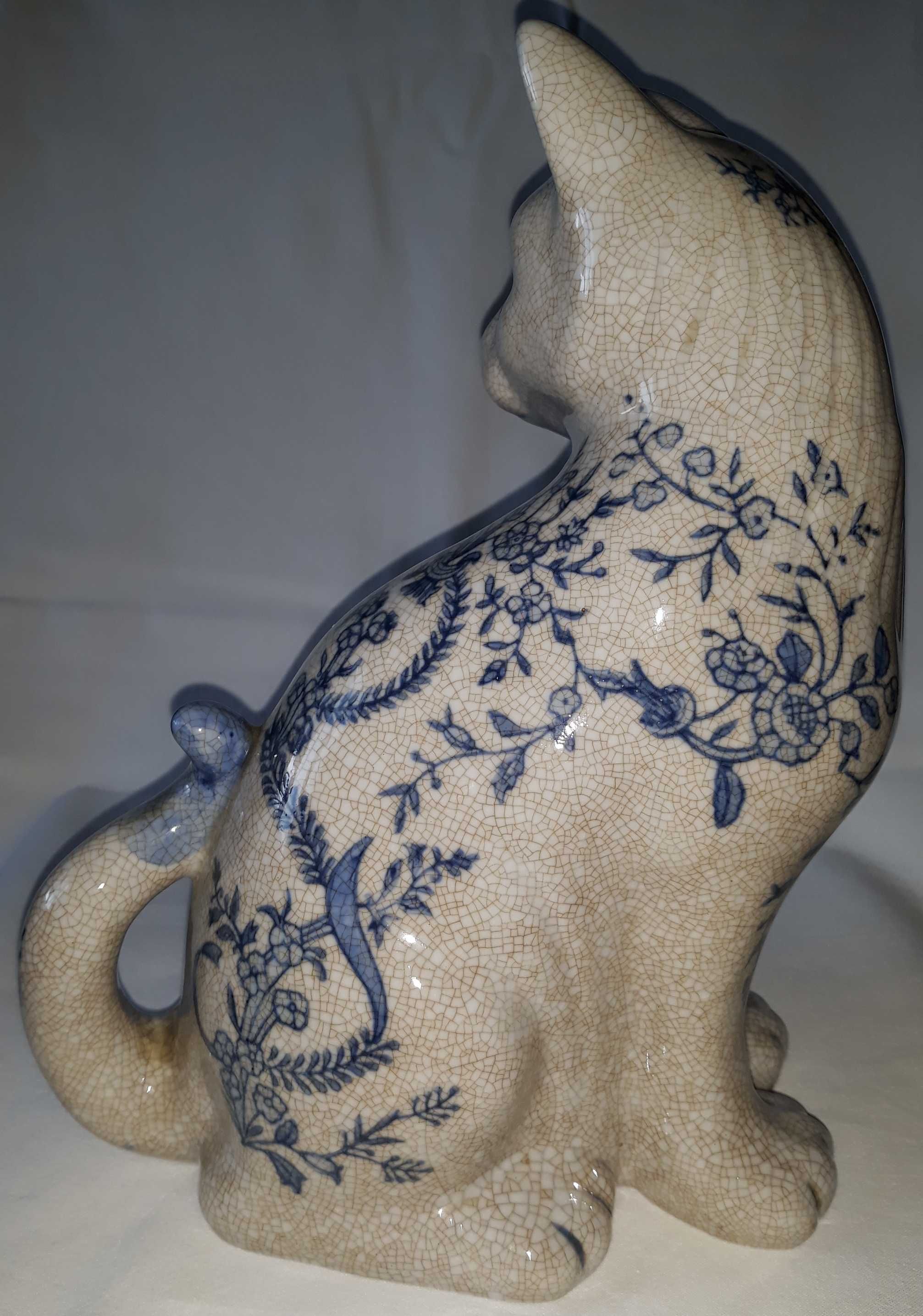 porcelanowa figurka kot