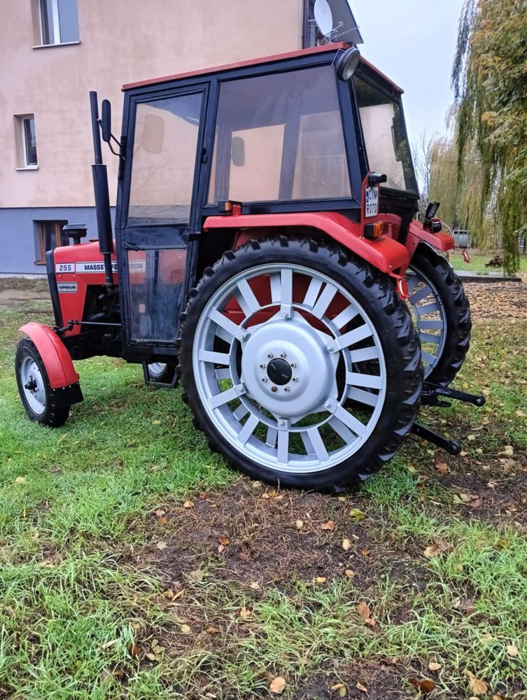 Ciągnik rolniczy MF 255