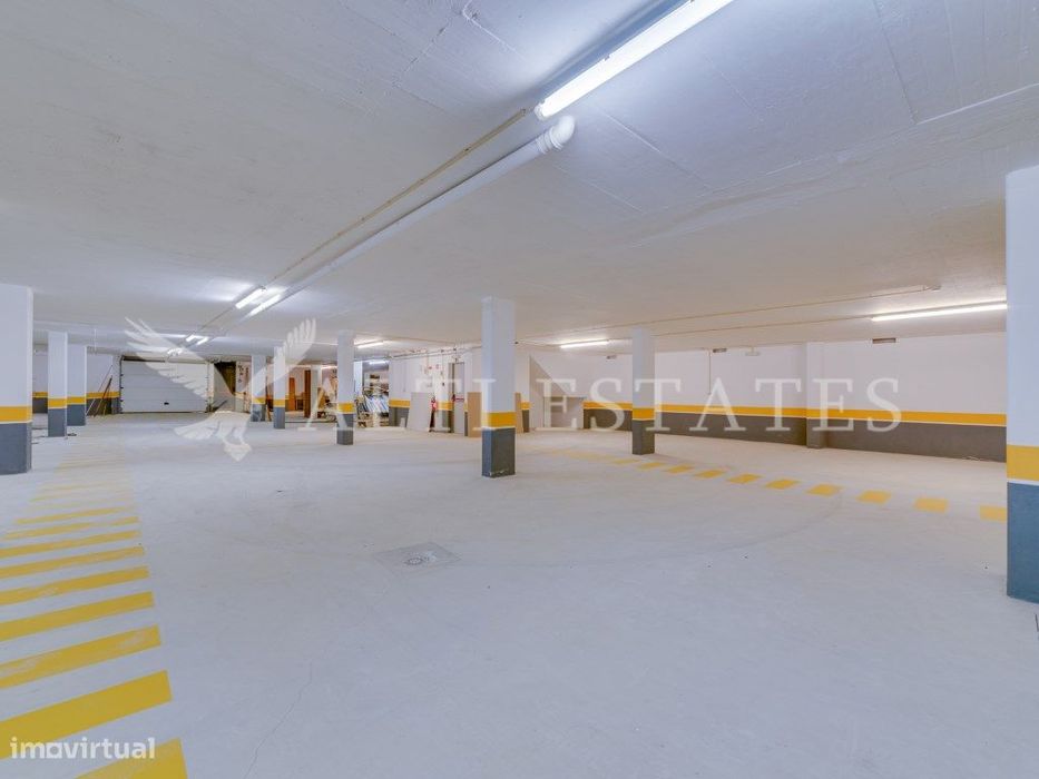 Espaço de 625m² com Capacidade para 21 Carros e Casa de Banho Priva...