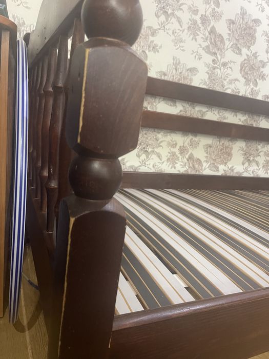 Продам деревяне односпальне ліжко