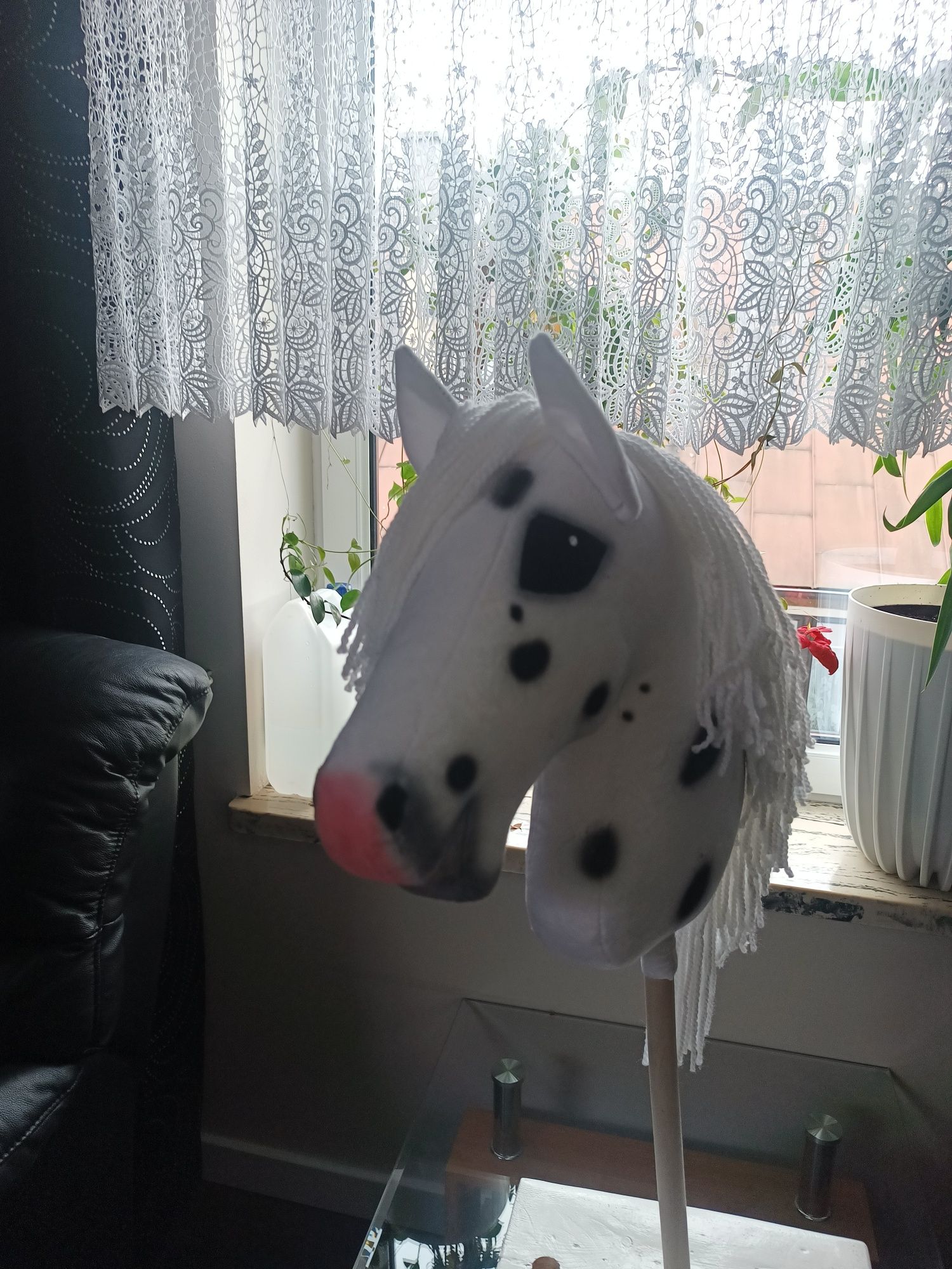 Hobby horse A3 biały w plamki z kijem