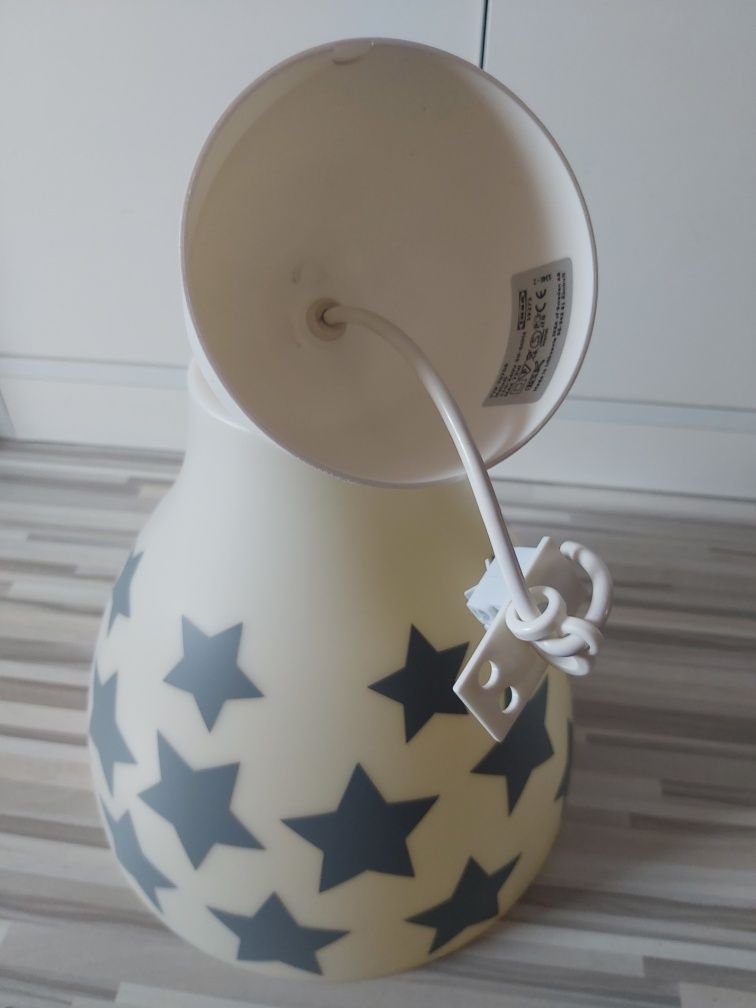 Lampa Ikea Melodi biały w szare gwiazdy pokój dziecięcy