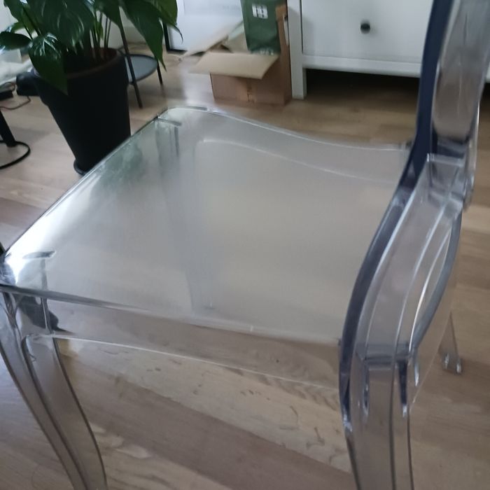 Zestaw 4 sztuk przezroczystych krzesł w stylu Victoria.