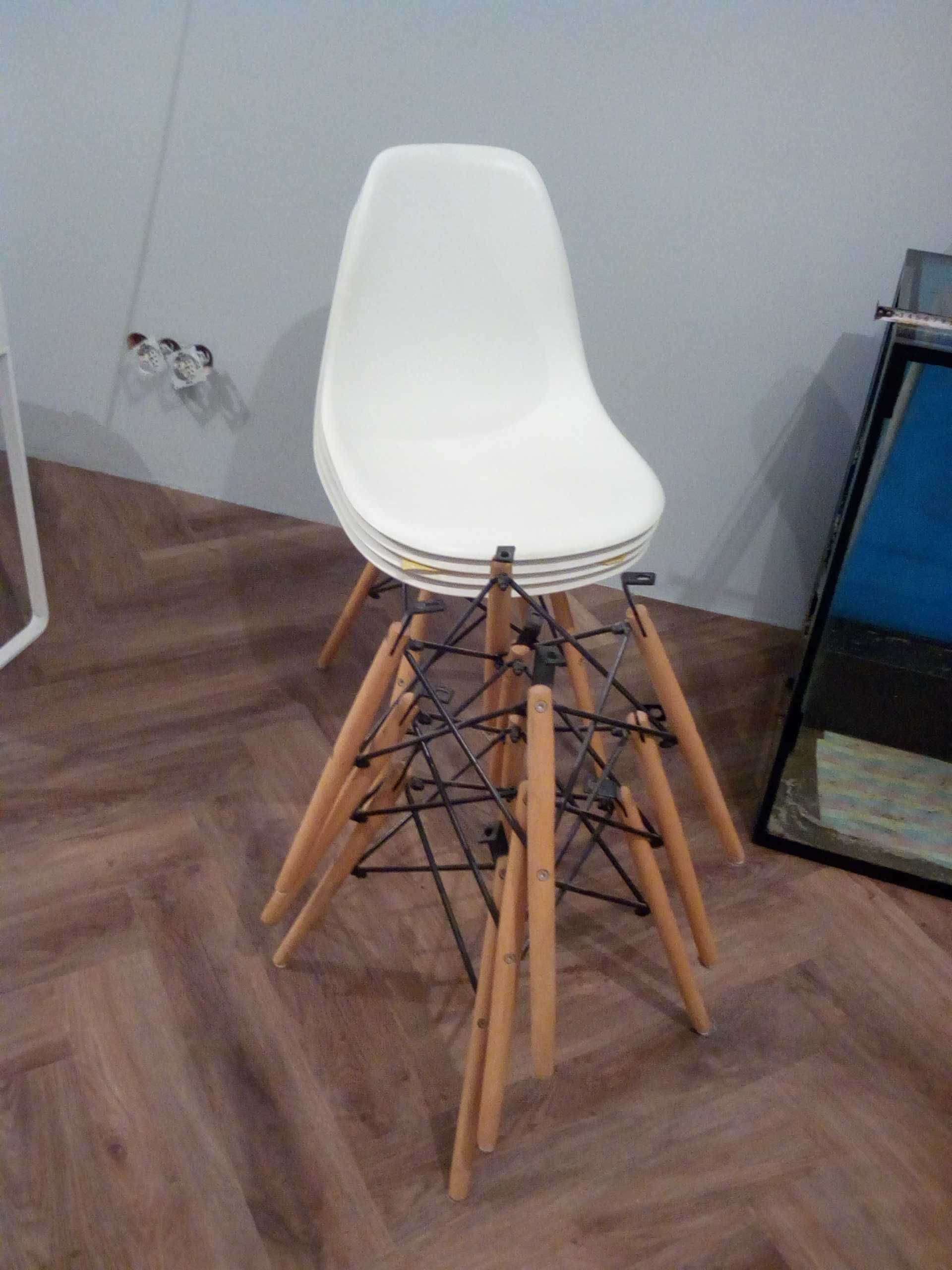 krzesło plastikowe na drewnianych nogach