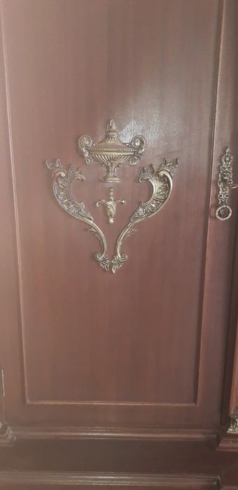 Móveis sala - mesa 10/12 pessoas + 8 cadeiras + louceiro grande