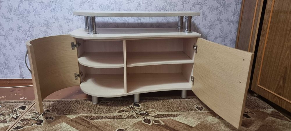 Тумба під телевізор в гарному стані