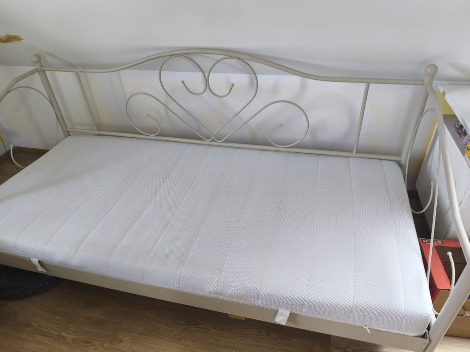 rama łóżka z stelażem materacem i ochraniaczem