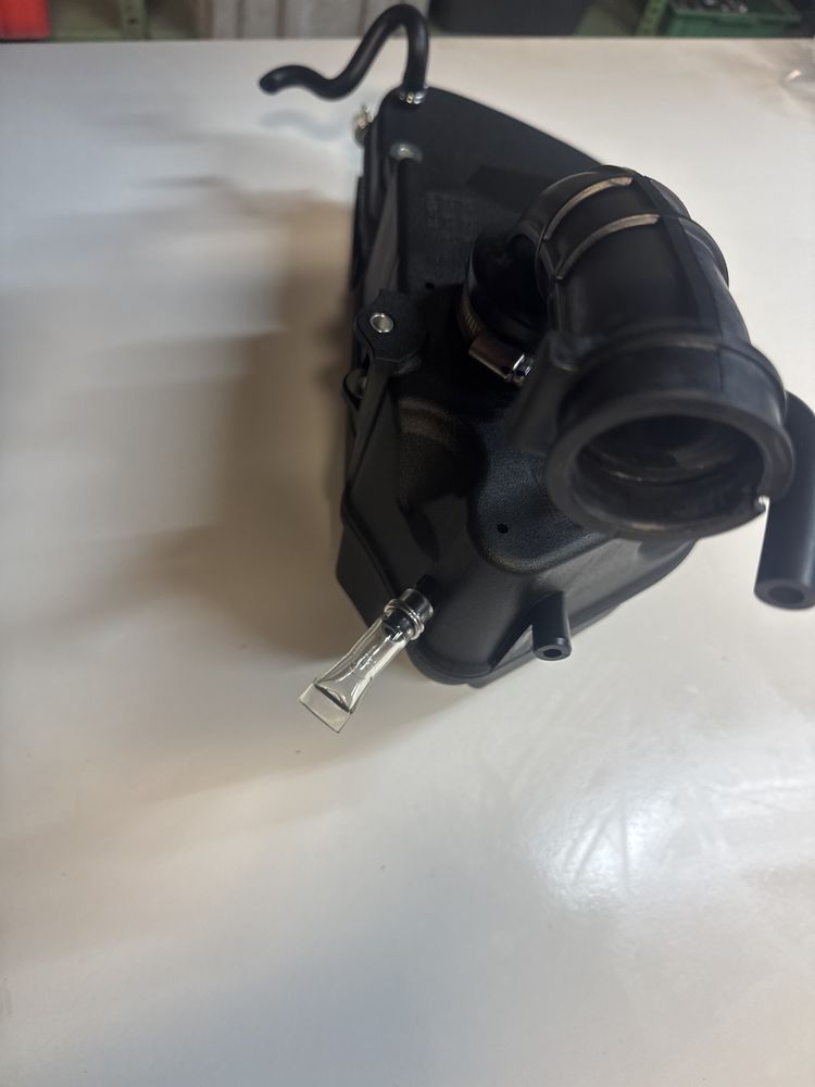 Obudowa  osłona filtra powietrza piaggio vespa gts 300 z gumami F 13
