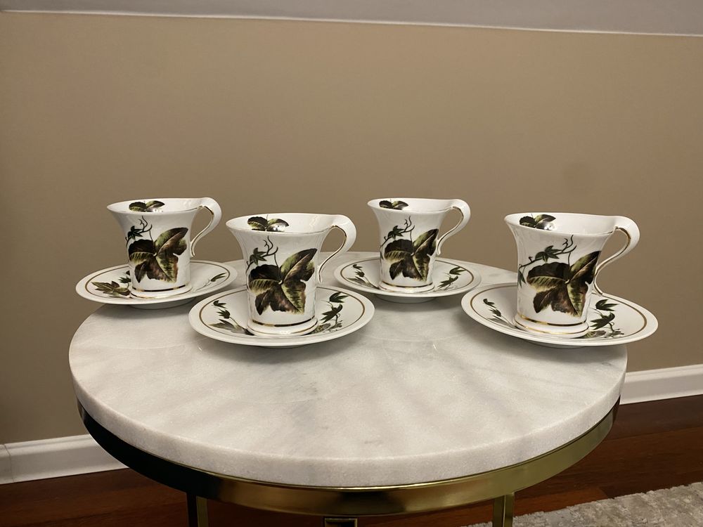 Zestaw 4 porcelanowych filiżanek z podstawkami liście złoto 230 ml