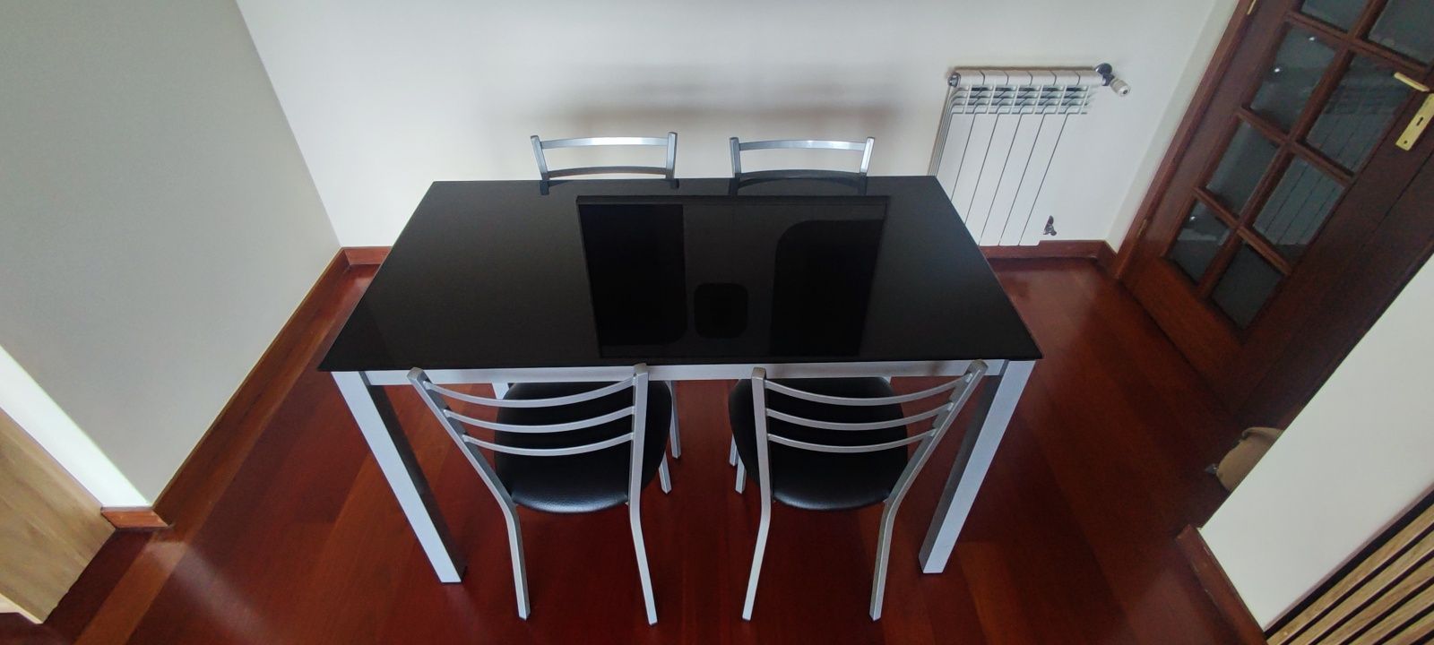 Mesa de jantar com cadeiras