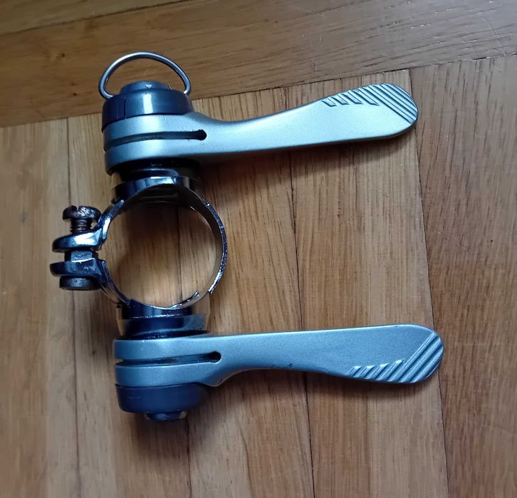 RETRO manetki.Dźwignie przerzutek Shimano 105 SL-1055, /ładny stan/.