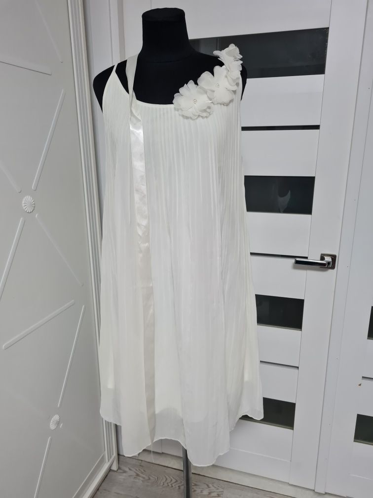 Жіноче плаття білого кольору