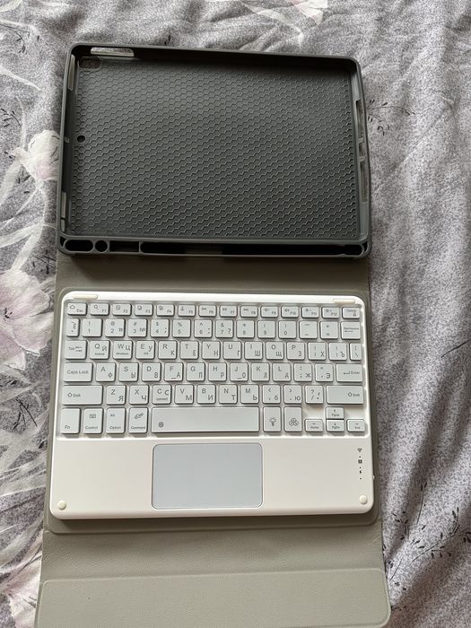 Чохол і клавіатура на ipad 9