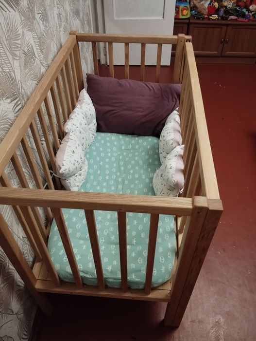 Дитяче ліжечко з натурального дерева