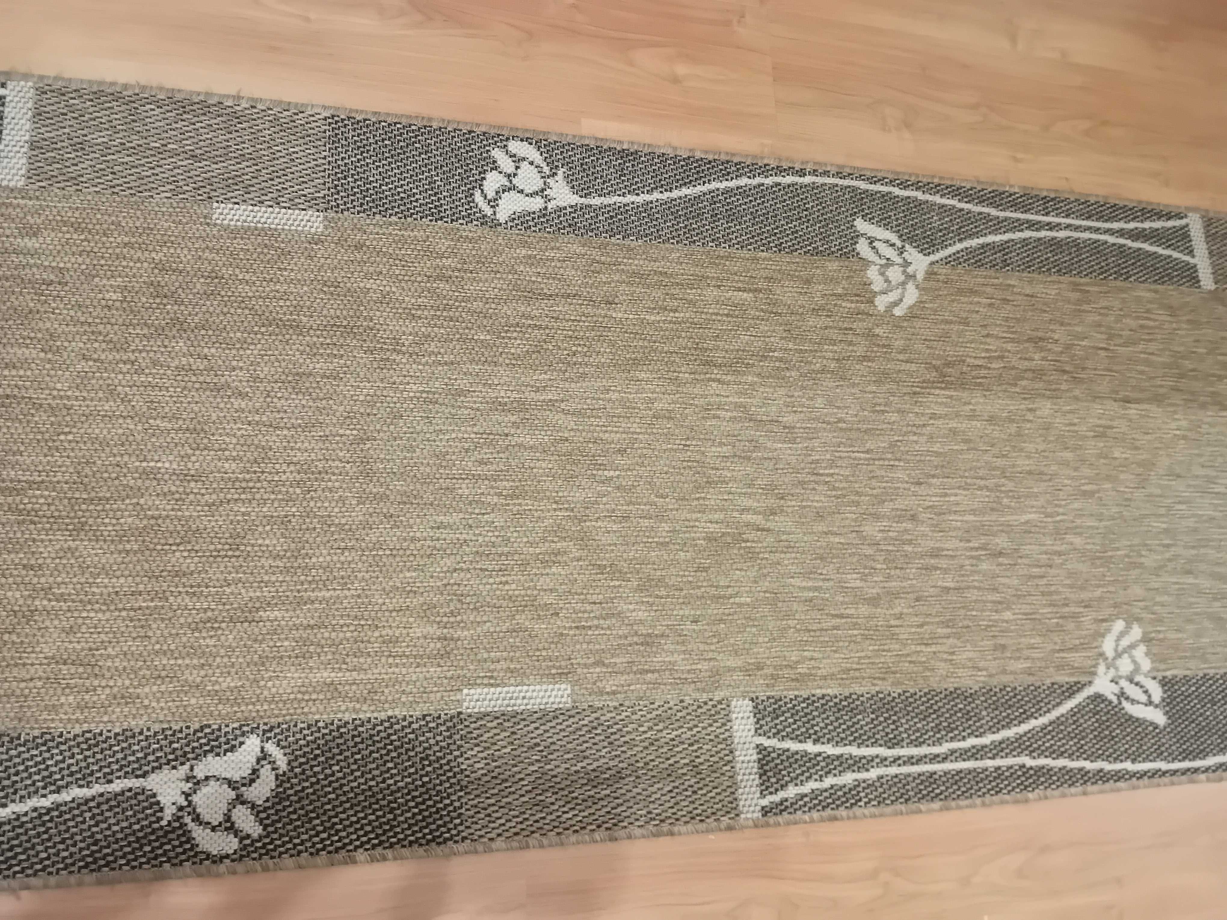 Chodnik do przedpokoju dł. 3,5 mb., szer. 0,8 mb..