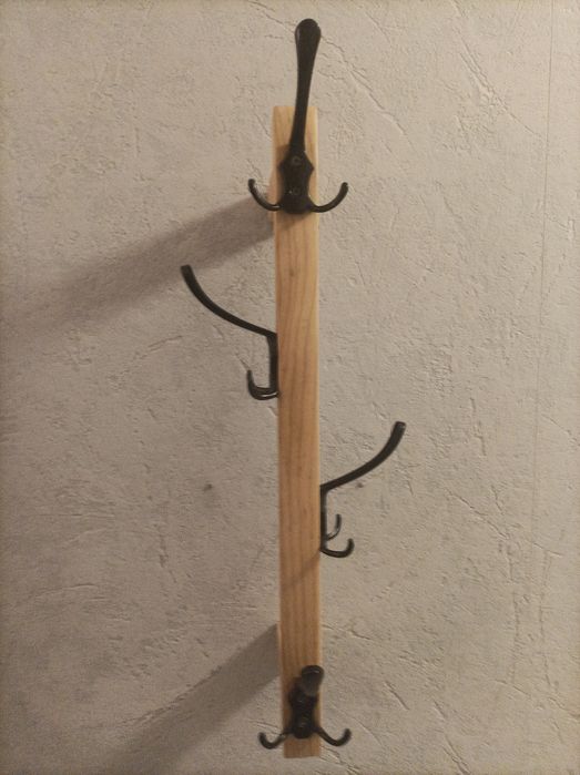 Drewniany wieszak wiszący . Nowoczesny fason