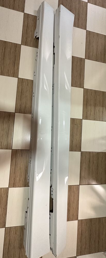 Продам оригинальные пороги на f30