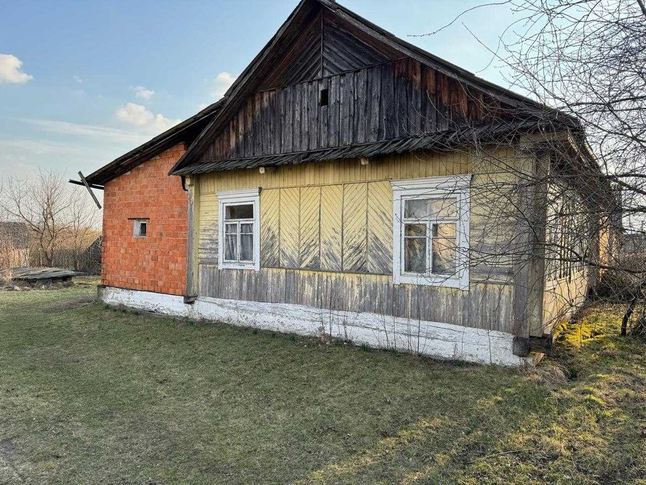 Будинок з земельною ділянкою біля річки Зарічне