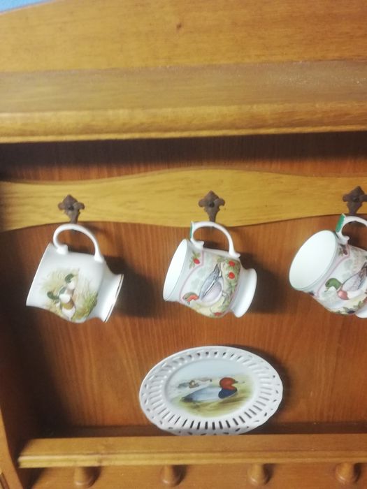 Regal z drzewa z kubkami porcelanowymi