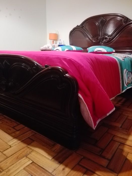 Mobília de quarto de casal - Madeira Maciça